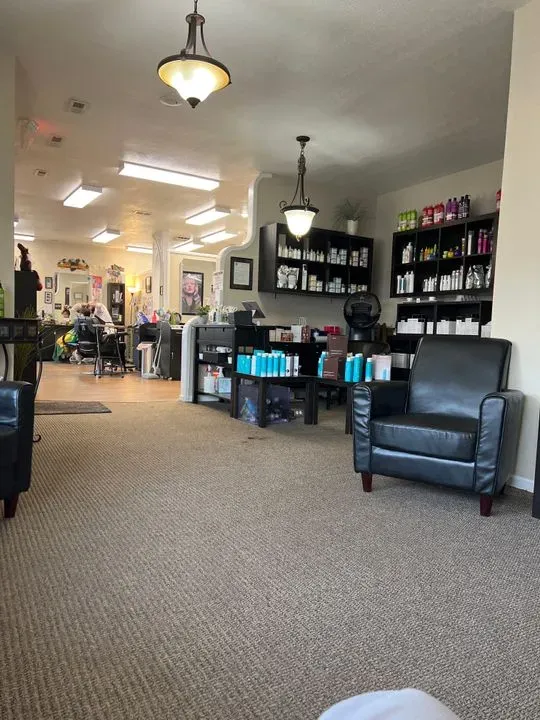 https://cdn.salonspotlight.com/photos/ahoRdQWSqlrgjvGTXW0G/c8caa4ce-0b8a-4c4a-9d7d-be92a487a307_720x720