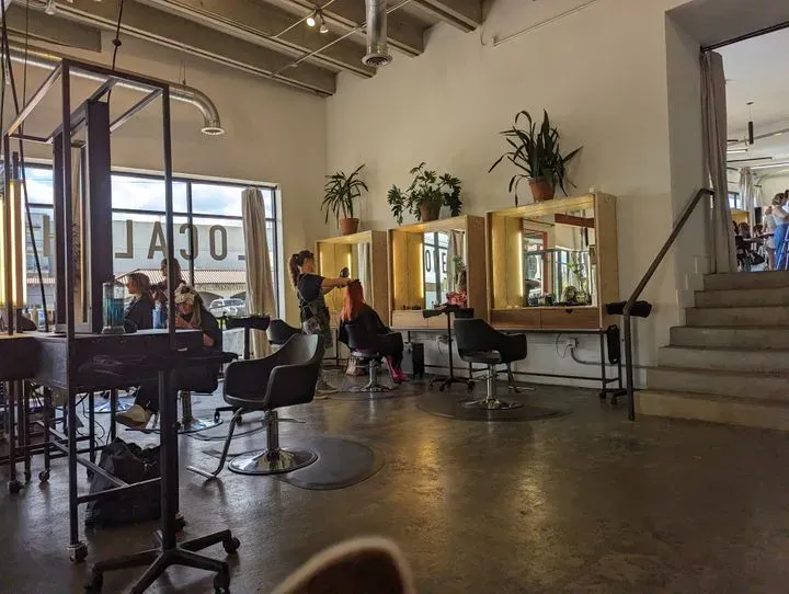 https://cdn.salonspotlight.com/photos/aiIL1lCIHG23mIyuL0w4/9e463bd6-e310-41d6-91c7-14e2eb0e871e_720x720