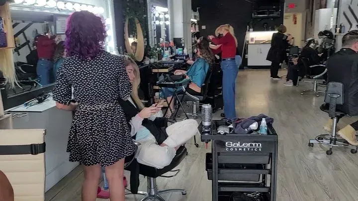 https://cdn.salonspotlight.com/photos/aivA8MwDBLcQGQOq34iO/e20e34b9-166e-4683-8923-91924e47b1f6_720x720