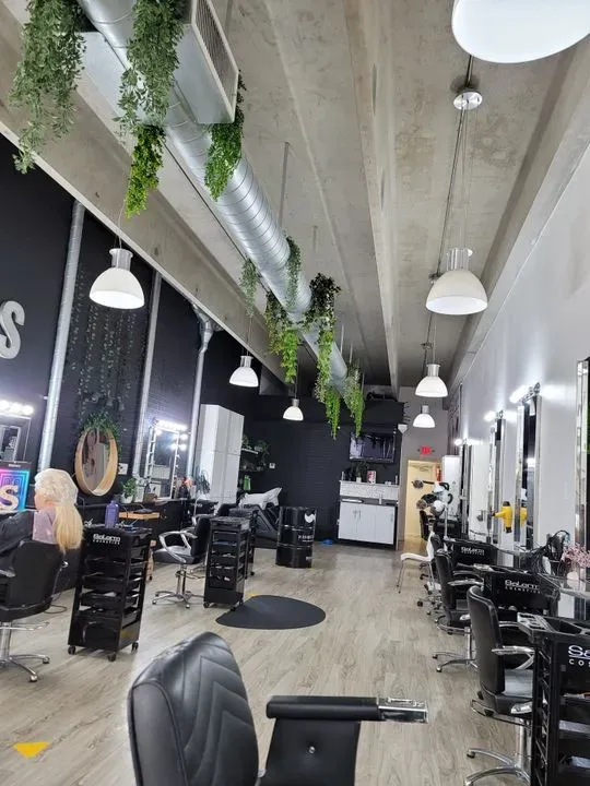 https://cdn.salonspotlight.com/photos/aivA8MwDBLcQGQOq34iO/e4025920-bece-4a72-b712-a21af1aa0825_720x720