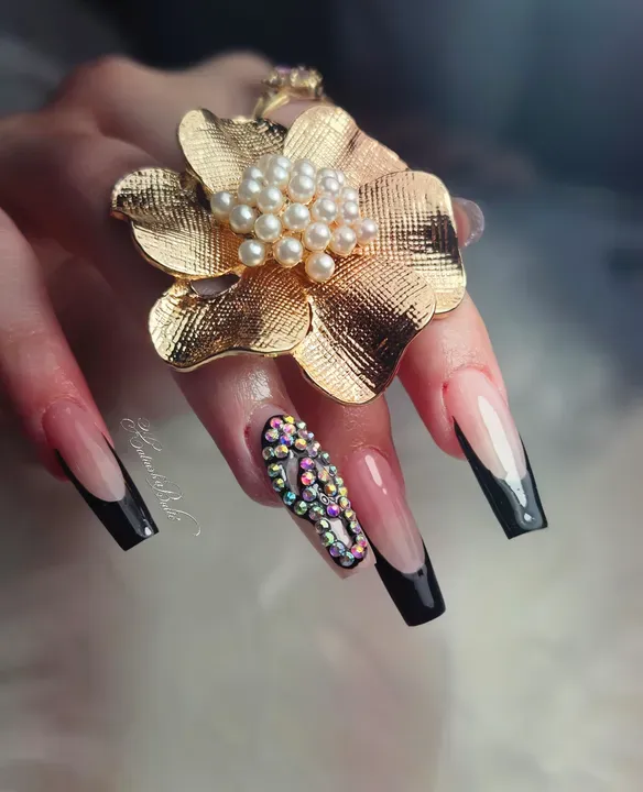 https://cdn.salonspotlight.com/photos/aivA8MwDBLcQGQOq34iO/e432120d-949f-4a2e-99eb-e4d4cc3ccc7b_720x720
