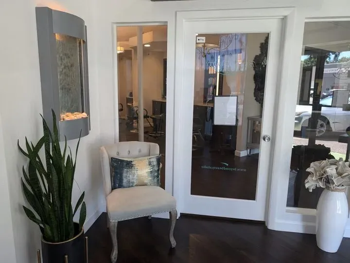 https://cdn.salonspotlight.com/photos/am4yMCDMqWApqMUnOYhL/012c2164-5143-4c1b-adba-f93fdce06885_720x720