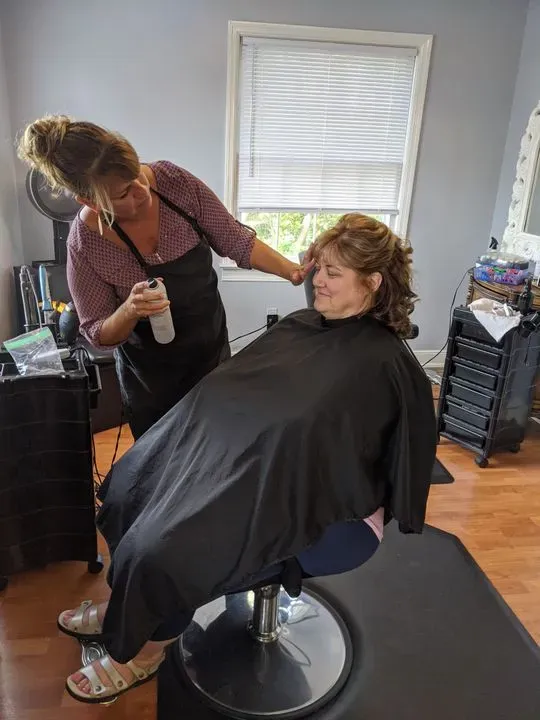https://cdn.salonspotlight.com/photos/amPgCesLYZRyGCCOemmf/d8e22706-1a1d-4bf5-ab10-220613a6352a_720x720
