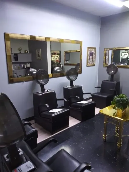 https://cdn.salonspotlight.com/photos/aoG0uk5wb6cxMwe2ViEF/01715c5b-9d64-478c-8411-c2416e158b1b_720x720