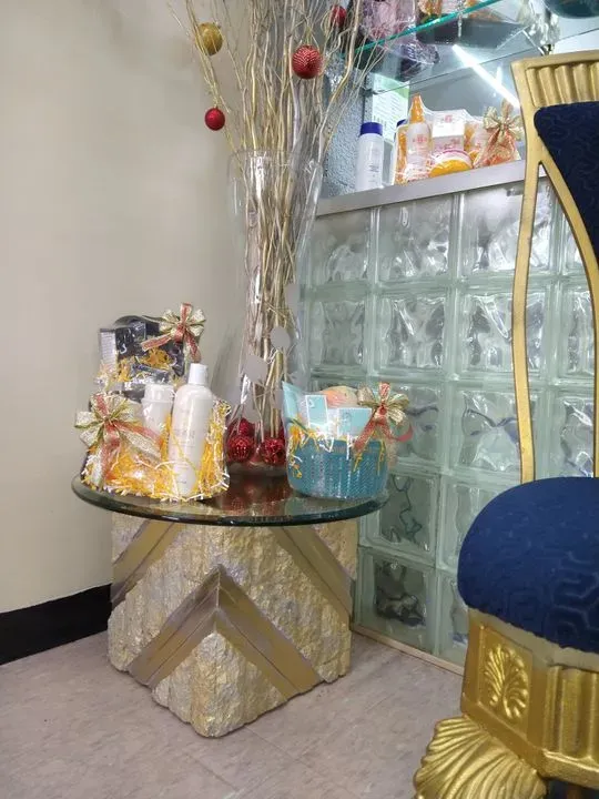 https://cdn.salonspotlight.com/photos/aoG0uk5wb6cxMwe2ViEF/62c1befb-0b91-479e-84b7-9e658f280c6b_720x720