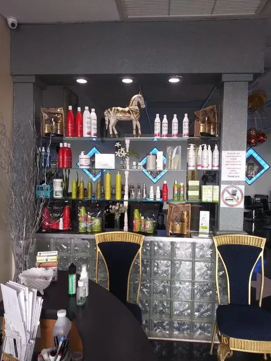 https://cdn.salonspotlight.com/photos/aoG0uk5wb6cxMwe2ViEF/d9189fe1-c6d5-4032-93d2-4f1231248f7a_720x720