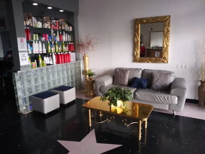 https://cdn.salonspotlight.com/photos/aoG0uk5wb6cxMwe2ViEF/f56526cb-ba16-410a-84ad-48b1b6867bc9_720x720