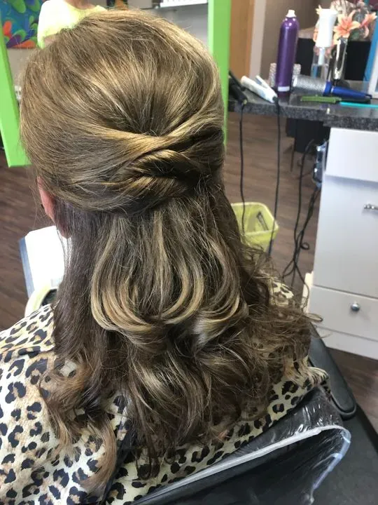 https://cdn.salonspotlight.com/photos/asSZt4loP92uJ0iUh90k/01331e66-9abf-4692-9b66-249983cb5ba2_720x720