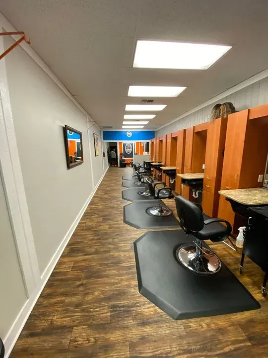 https://cdn.salonspotlight.com/photos/axTHWkGSlDBha1tPWuBv/149ba804-7591-4f3e-ae49-c468e6b4d70d_720x720
