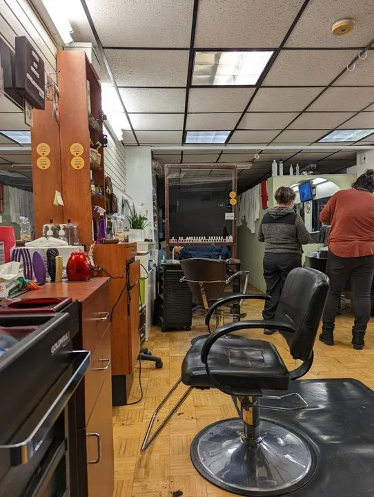 https://cdn.salonspotlight.com/photos/b0p6uP2brv4RtMw7evXK/e7315c55-9e41-4438-a807-b202166ced78_720x720