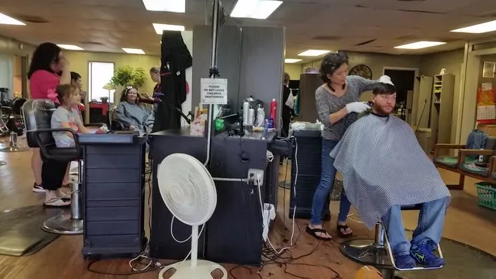 https://cdn.salonspotlight.com/photos/b0vnxwVCYn5K8hXCe77Q/7527c442-88de-419f-a61d-69ca0267a532_720x720