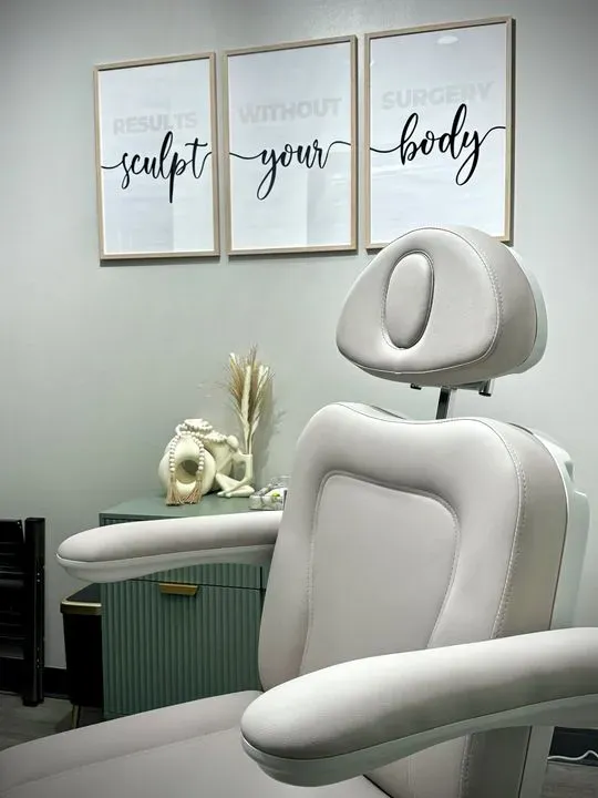 https://cdn.salonspotlight.com/photos/b5xafrKTKtxlqOPeAp90/18338ee8-8ec6-456c-b049-08f366abe3a4_720x720