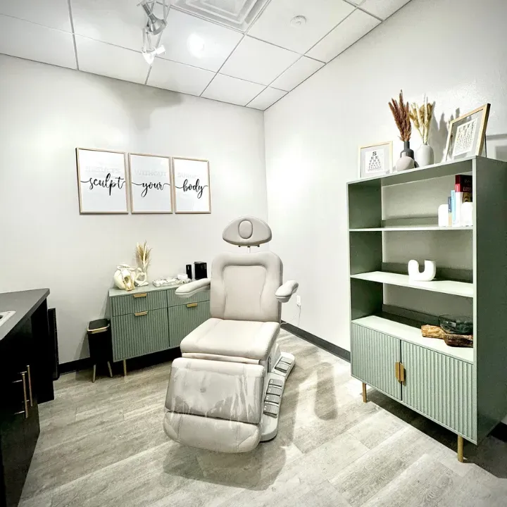 https://cdn.salonspotlight.com/photos/b5xafrKTKtxlqOPeAp90/1fd82609-93db-4b62-a916-f8a12a80a8a0_720x720