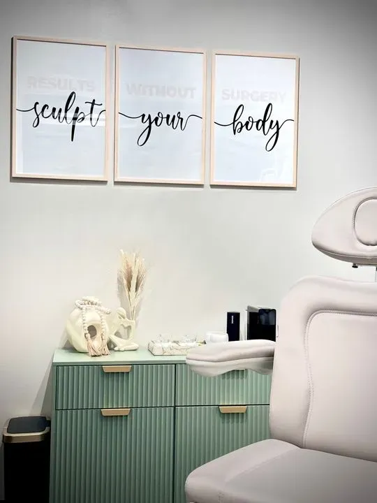 https://cdn.salonspotlight.com/photos/b5xafrKTKtxlqOPeAp90/6bf77db3-1d46-43aa-920f-5a721b8e1903_720x720