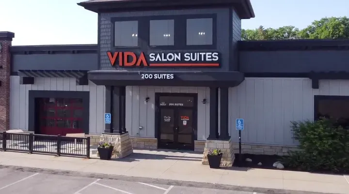 https://cdn.salonspotlight.com/photos/b898INF4yUjEFoBtDUyP/e322f364-d57d-4da5-b021-a2f539fd2368_720x720
