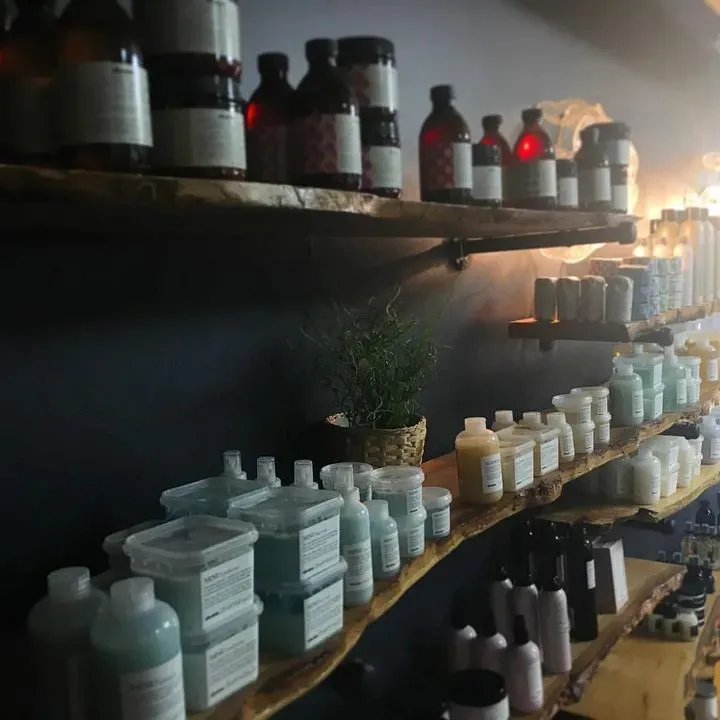 https://cdn.salonspotlight.com/photos/bB6sVF5v3bIMFGuX9JLl/86a6d194-7f88-4025-86da-f9729d7655b2_720x720