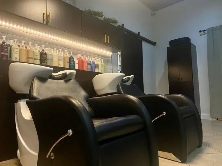 https://cdn.salonspotlight.com/photos/bEKGVjt1ttNbXkoYiSgs/85580b48-5a3e-4377-ab5d-81ed48f8d37d_720x720