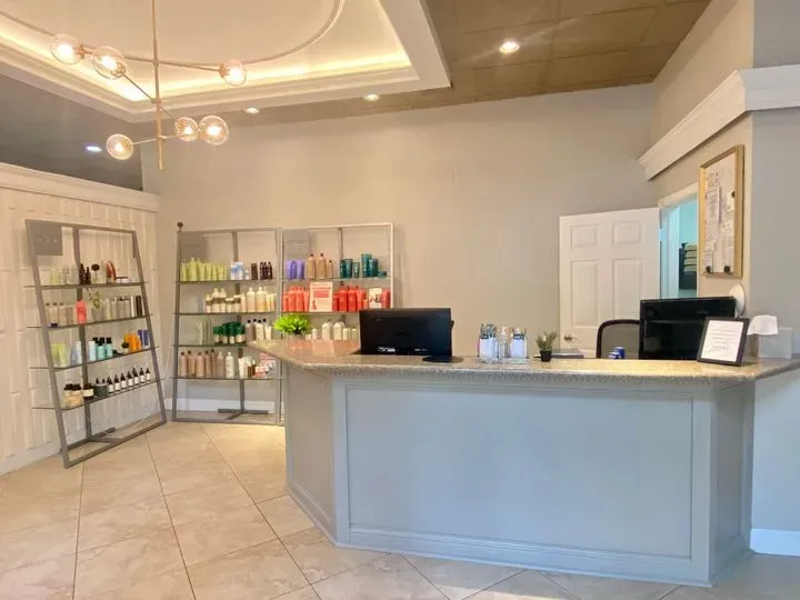 https://cdn.salonspotlight.com/photos/bEKGVjt1ttNbXkoYiSgs/d42ae29d-08b1-429e-a6f7-61a3628894e6_720x720