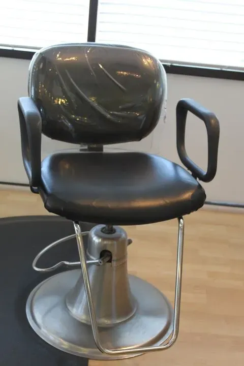 https://cdn.salonspotlight.com/photos/bEUlBZpbojMqlhVOaAe2/7237aaae-98de-4737-83ac-4baf64a8de8f_720x720