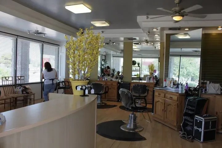 https://cdn.salonspotlight.com/photos/bEUlBZpbojMqlhVOaAe2/7648563d-b863-478e-b87b-035b861cb0f7_720x720