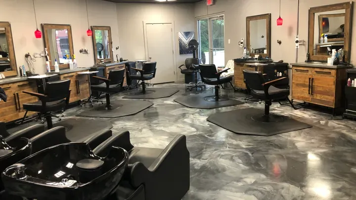 https://cdn.salonspotlight.com/photos/bLeD0IRC7DTVAT7z4GEv/facedee4-75b2-4450-884b-19a8270c6204_720x720