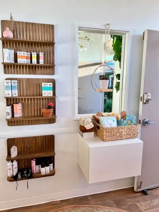 https://cdn.salonspotlight.com/photos/bLnp13w5DqnDhOhN38aq/d6a21cb1-dd3f-4e5c-87ca-b9428dcb11b2_720x720