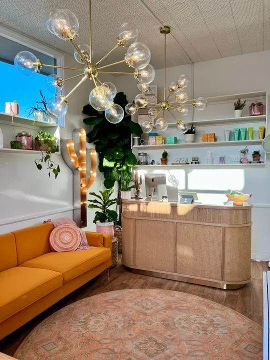 https://cdn.salonspotlight.com/photos/bLnp13w5DqnDhOhN38aq/fc08e867-68a0-4343-a92c-6d8f2af529d2_720x720