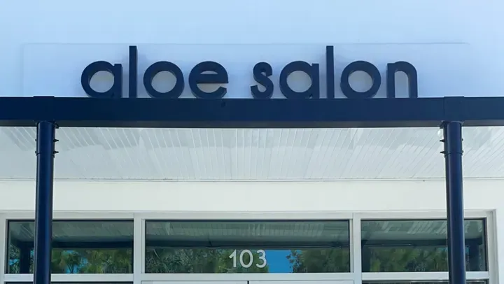 https://cdn.salonspotlight.com/photos/bMChsSP4pOdNMNindVn9/0253b3e4-de6a-4fa3-b44b-c78a0987c5d0_720x720