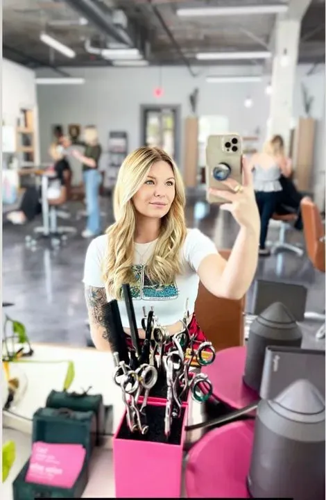 https://cdn.salonspotlight.com/photos/bMChsSP4pOdNMNindVn9/f2514f6b-88b5-4521-b260-38af1c31c9ce_720x720