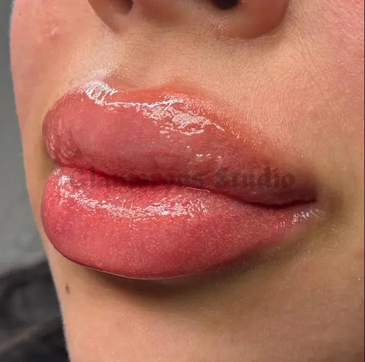 https://cdn.salonspotlight.com/photos/bPNj4Hi2I14ie71kmC9n/6b6c6e45-f077-4694-8101-f3405f777244_720x720