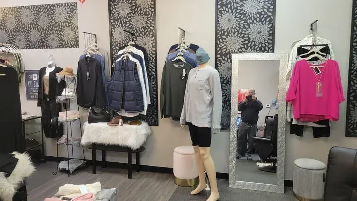 https://cdn.salonspotlight.com/photos/bQQwLpgWC3b5Va8KRSVG/b70e18a7-ce20-4c10-8b44-b512d4857c08_720x720