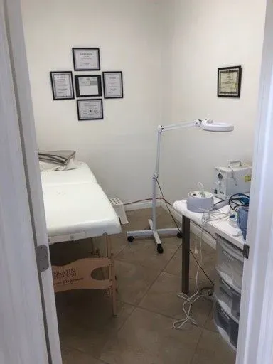 https://cdn.salonspotlight.com/photos/bTBS9G6yikGyxI7lFOUY/6eb5c7c7-90da-4a17-93a8-f5715bb8e4c1_720x720
