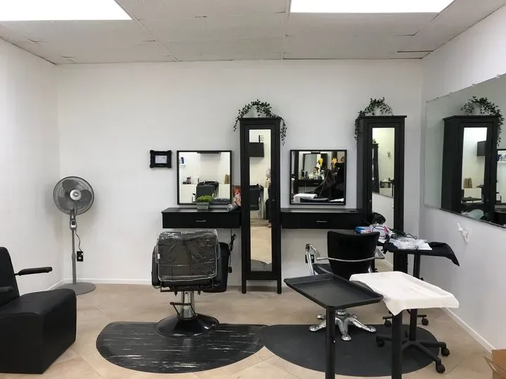 https://cdn.salonspotlight.com/photos/bTBS9G6yikGyxI7lFOUY/6ffcc338-d823-4c3f-86b5-465faebdc764_720x720