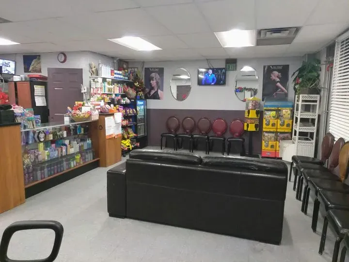 https://cdn.salonspotlight.com/photos/bUItnZxaw3CXGvBqdP7t/0c6e7a53-4947-4480-8d4a-61a93f115dc7_720x720