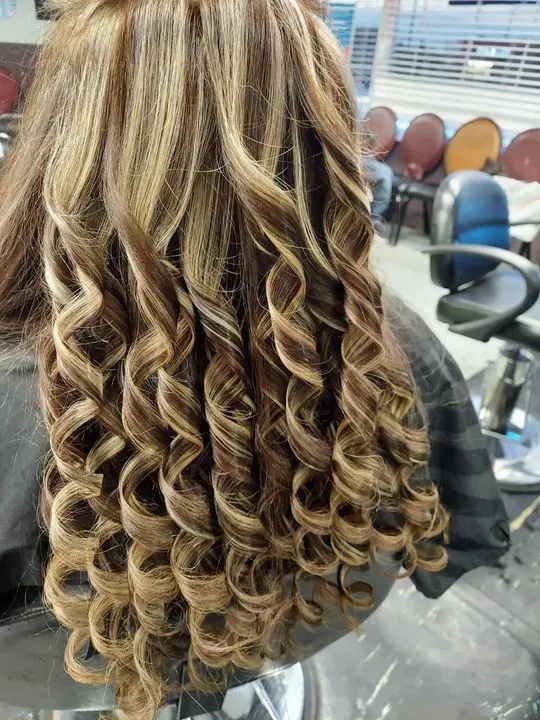 https://cdn.salonspotlight.com/photos/bUItnZxaw3CXGvBqdP7t/b421cdd2-155c-4af4-956f-34b2c47b20da_720x720