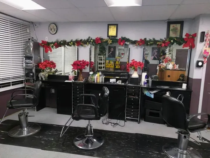 https://cdn.salonspotlight.com/photos/bUItnZxaw3CXGvBqdP7t/da1a2b21-2dd2-49c4-9576-ee930556f8b1_720x720
