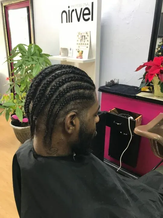 https://cdn.salonspotlight.com/photos/bWc8TlsrFC2KGKuS02ij/1da55e93-6fdf-455c-b7a6-62f471e63eaf_720x720