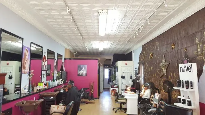 https://cdn.salonspotlight.com/photos/bWc8TlsrFC2KGKuS02ij/84580cd1-b676-4a0f-b752-f61a48544b23_720x720