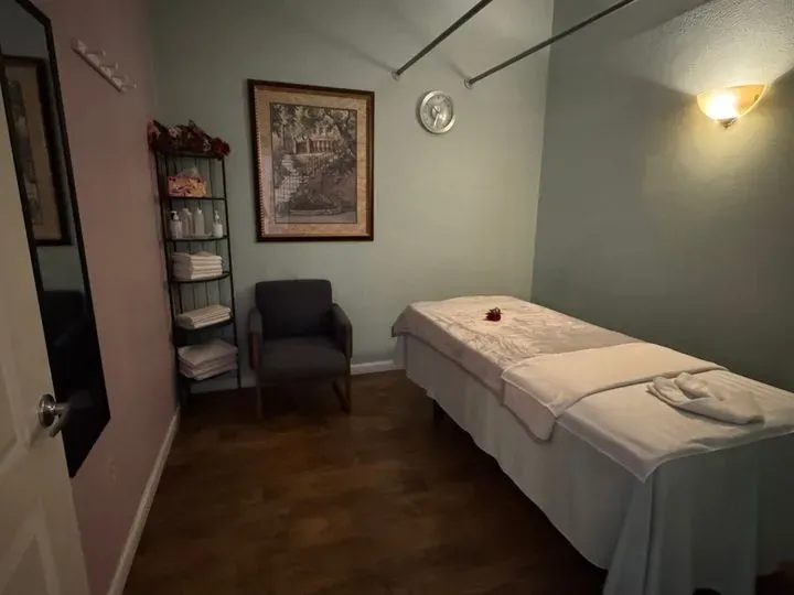 https://cdn.salonspotlight.com/photos/bXL2Dylj2GOO7QlTQA0J/3f24f0d2-d16b-4c74-b615-d60ea614a1a9_720x720