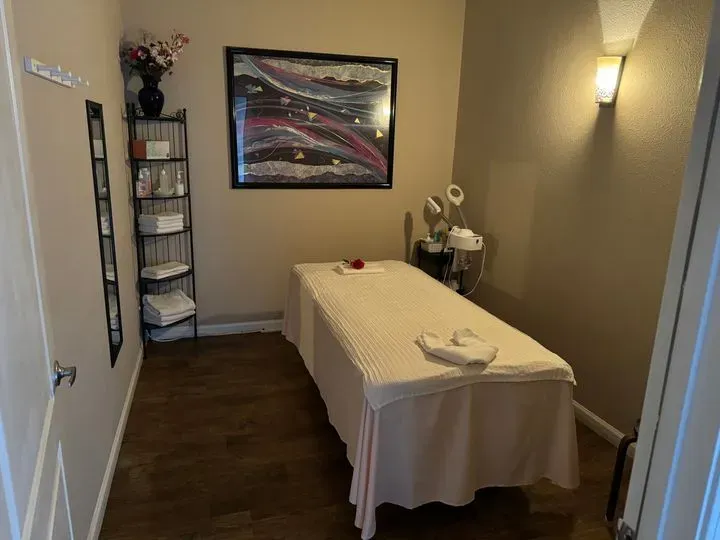 https://cdn.salonspotlight.com/photos/bXL2Dylj2GOO7QlTQA0J/784fee92-8025-49e0-82aa-a5443cf0a9fa_720x720