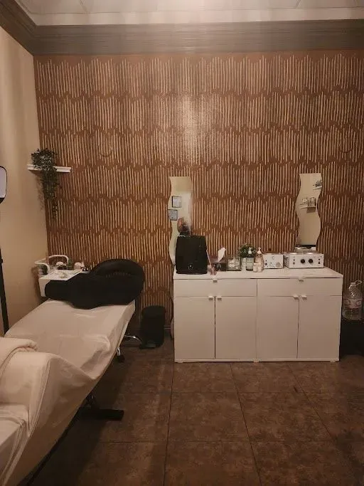 https://cdn.salonspotlight.com/photos/bYhGs3k6QE7kOS8SpJmI/2cfa89cd-5af4-4d12-9437-3cad4d203e7c_720x720