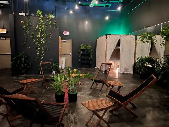 https://cdn.salonspotlight.com/photos/bZPlffIxzWvEIkbg3JTC/1b9826aa-276d-4572-ae1b-eb10b3057af3_720x720