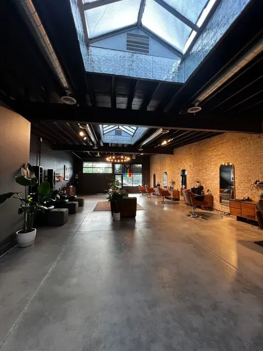 https://cdn.salonspotlight.com/photos/baNwsnsxUWAm7IjsxYfg/21d4cb81-a7cb-4a3c-a0c6-7d968dd934cf_720x720