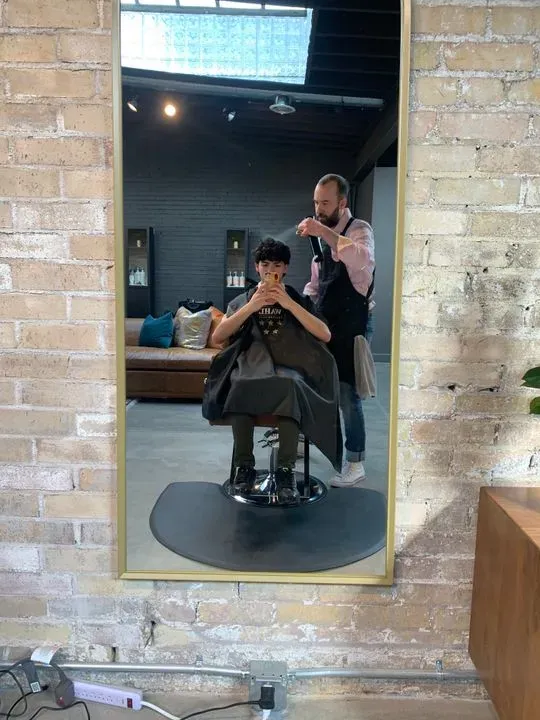 https://cdn.salonspotlight.com/photos/baNwsnsxUWAm7IjsxYfg/4ae57776-21a0-4630-b4d7-2b6d922b3ab7_720x720