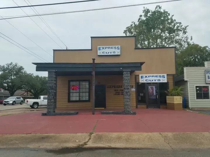 https://cdn.salonspotlight.com/photos/bawLiLsDDgDHoXZSmcEx/51fd7968-d7af-48d3-9a65-43ef0eb13ad1_720x720