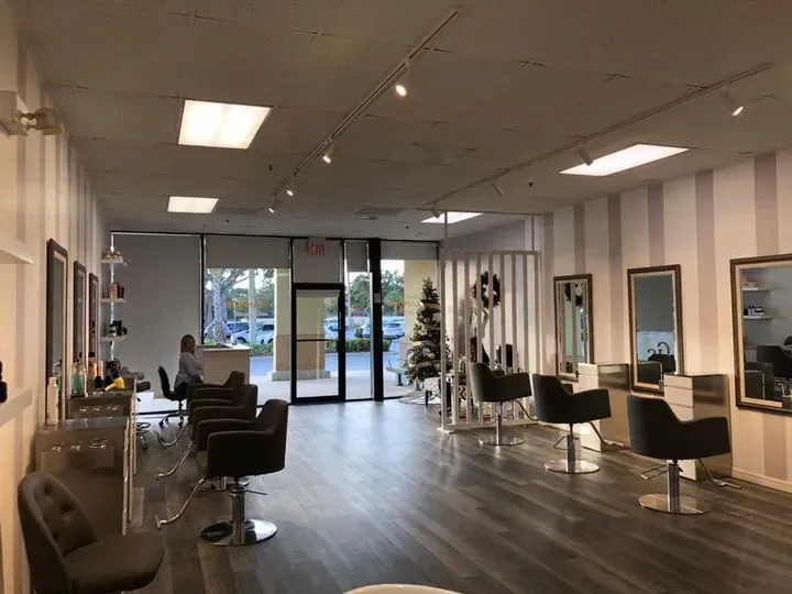 https://cdn.salonspotlight.com/photos/bbeuKvxIcVNbiwEOBCYB/cd70bedc-a94c-47ad-80c3-89f99d2fa9e0_720x720