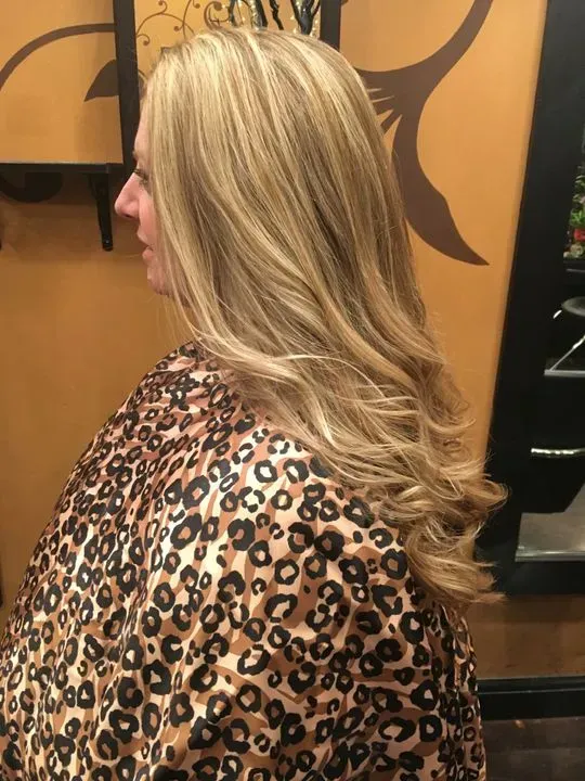 https://cdn.salonspotlight.com/photos/bep34i0pFLxouFMCMQlg/3a623b4b-929e-4dd6-bf96-9fb9cd3c65c7_720x720