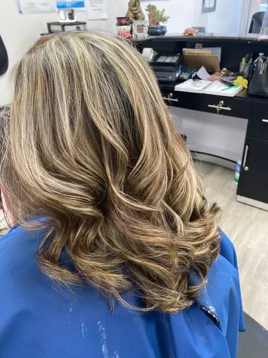 https://cdn.salonspotlight.com/photos/beuJI81CHhFJYfllFxvi/20daee45-5602-451b-9a86-9c888139554d_720x720