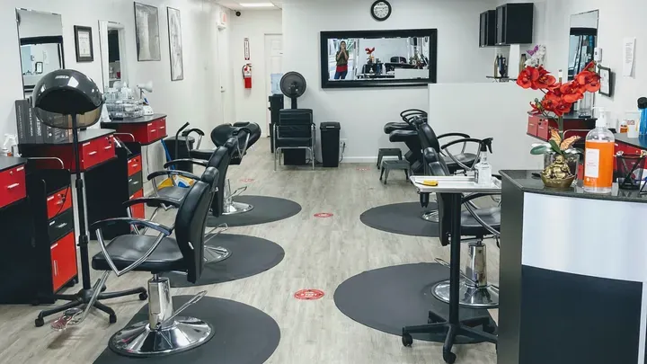 https://cdn.salonspotlight.com/photos/beuJI81CHhFJYfllFxvi/3f850b54-09a5-4bfd-8b96-a32813c72315_720x720