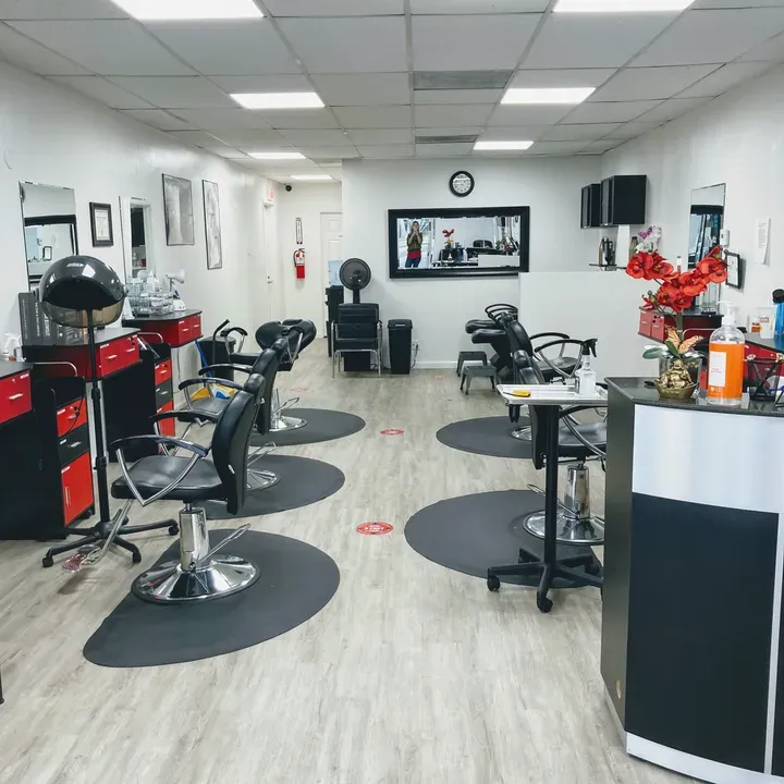 https://cdn.salonspotlight.com/photos/beuJI81CHhFJYfllFxvi/4537fcfd-bb2b-448c-9222-7c514df3f753_720x720